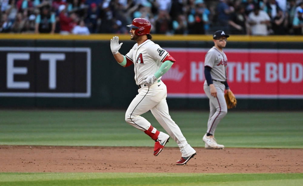 애리조나 다이아몬드 내야수 에우제니오 수아레즈가 27일 미국 애리조나주 피닉스의 체이스필드에서 열린 2025 미국프로야구 메이저리그 애틀랜타 브레이브스와의 홈경기에 6번타자 겸 3루수로 출전해 4타수 4안타 5타점을 기록했다. 안타 4개 모두 홈런이었다. MLB 역사상 1경기 4홈런은 이번이 역대 19번째다. AFP 연합뉴스