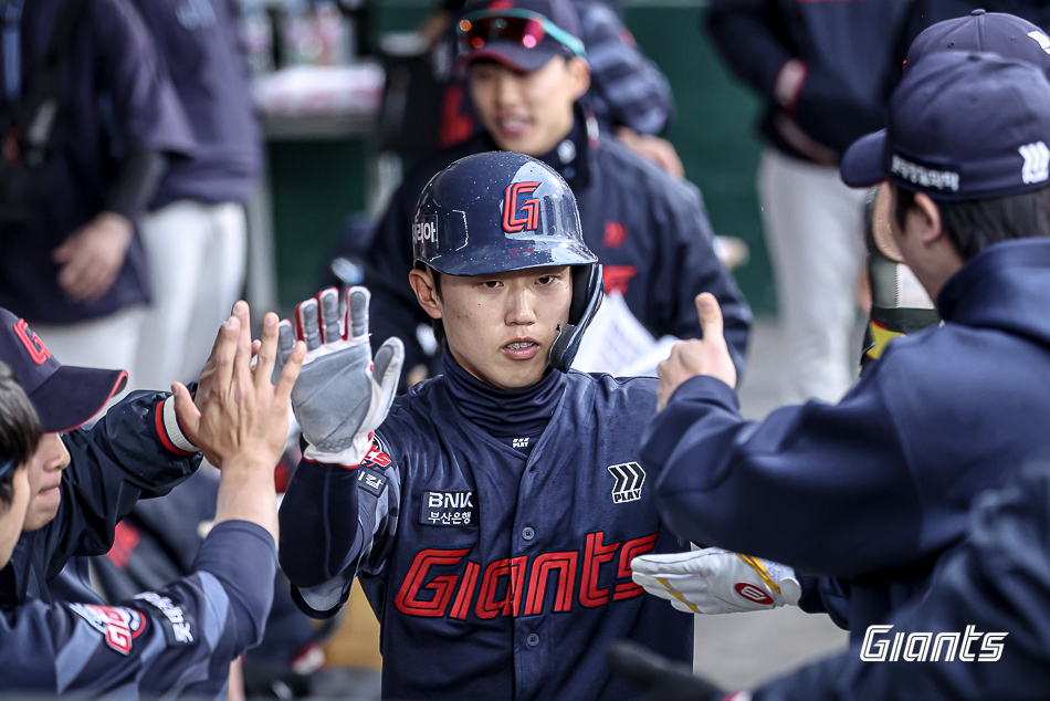 롯데 내야수 전민재(가운데)는 27일 잠실구장에서 열릴 '2025 신한 SOL Bank KBO 리그' 두산과 주말 3연전 마지막 경기를 앞두고 취재진을 만나 현재까지 올 시즌을 돌아봤다. 롯데 자이언츠