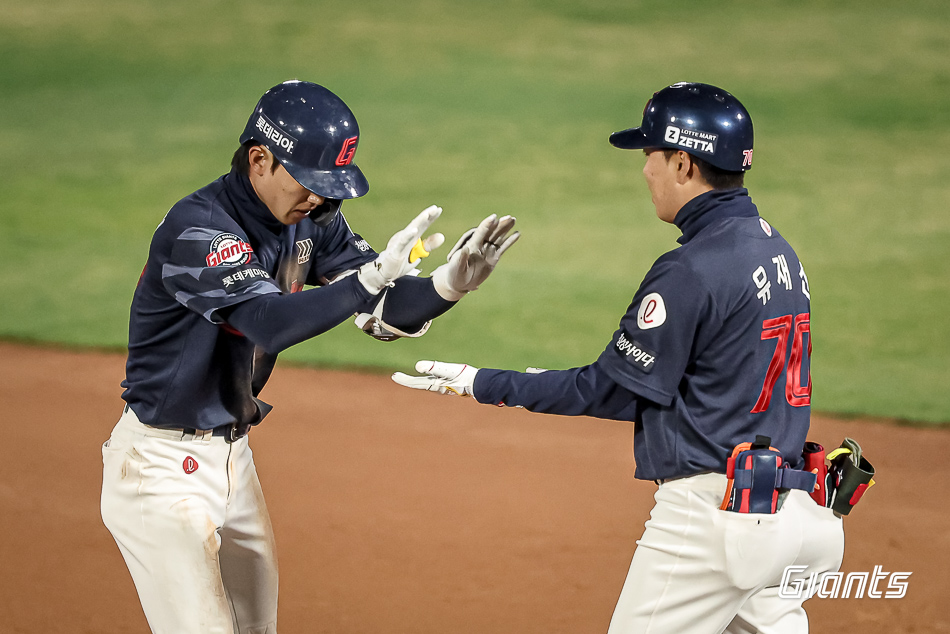 롯데 내야수 전민재(왼쪽)는 27일 잠실구장에서 열릴 '2025 신한 SOL Bank KBO 리그' 두산과 주말 3연전 마지막 경기를 앞두고 취재진을 만나 현재까지 올 시즌을 돌아봤다. 롯데 자이언츠