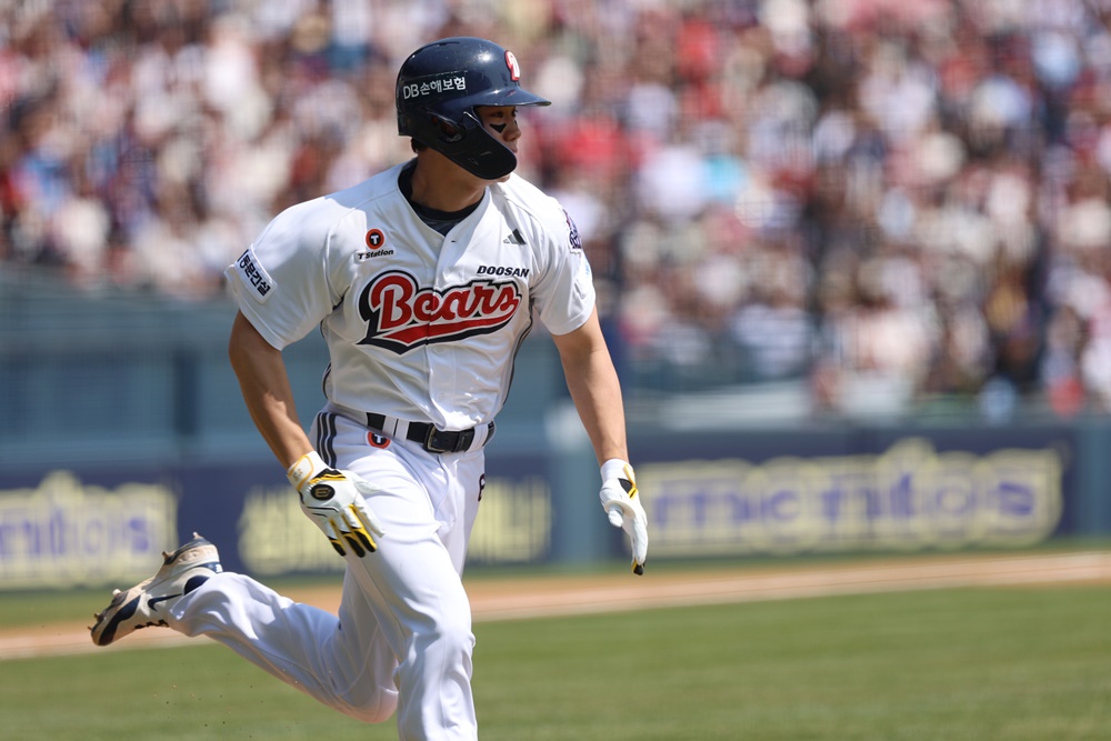 두산 내야수 오명진은 27일 잠실구장에서 열린 '2025 신한 SOL Bank KBO 리그' 롯데와 주말 3연전 마지막 경기에서 6번타자 2루수로 선발 출전했다. 0-0 팽팽한 승부가 펼쳐지던 4회말 우측 담장을 넘기는 만루 홈런으로 데뷔 첫 홈런을 장식했다. 두산 베어스