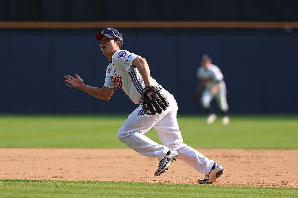 두산 내야수 오명진은 27일 잠실구장에서 열린 '2025 신한 SOL Bank KBO 리그' 롯데와 주말 3연전 마지막 경기에서 6번타자 2루수로 선발 출전했다. 0-0 팽팽한 승부가 펼쳐지던 4회말 우측 담장을 넘기는 만루 홈런으로 데뷔 첫 홈런을 장식했다. 두산 베어스