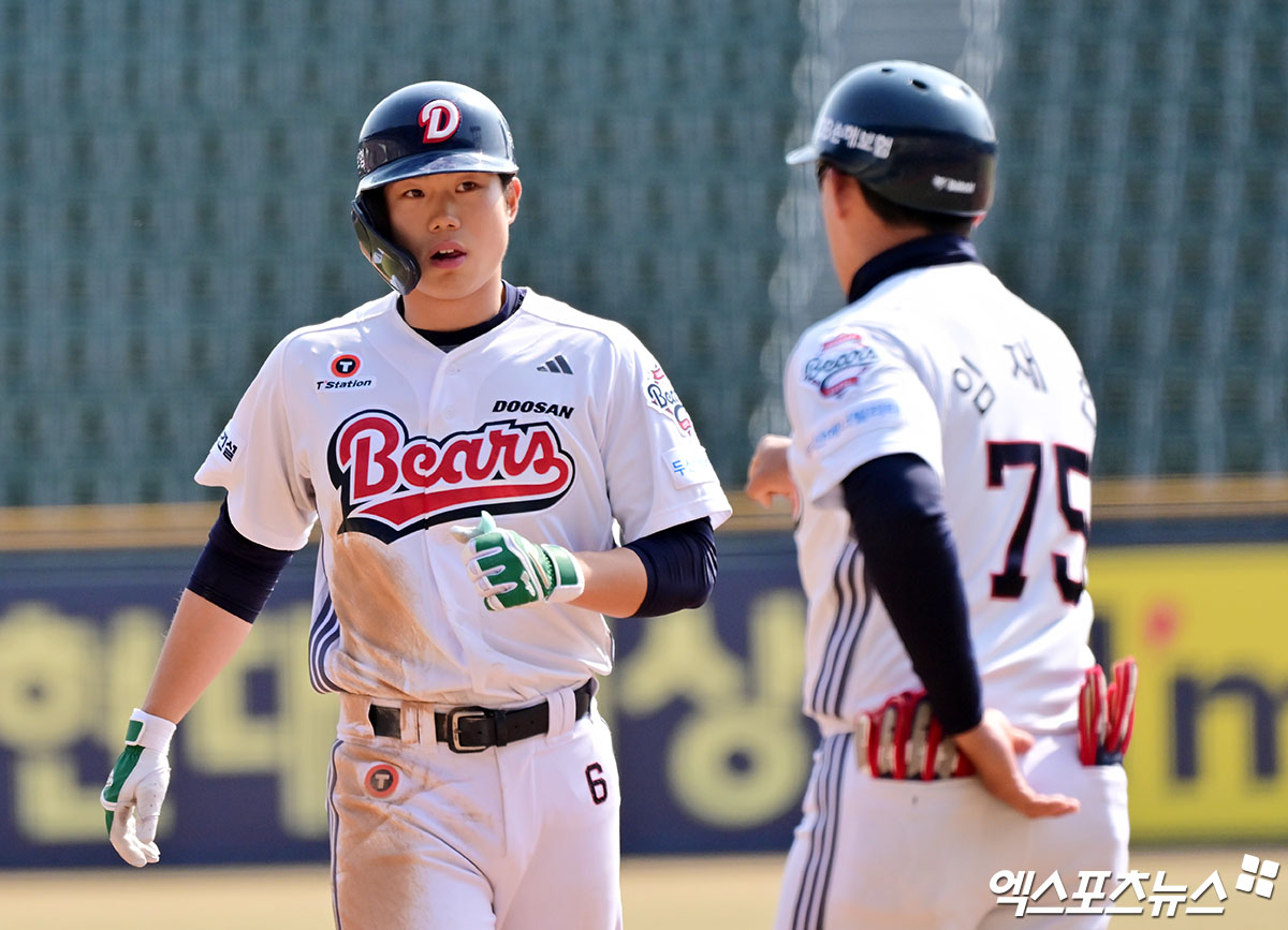 두산 내야수 오명진(왼쪽)은 27일 잠실구장에서 열린 '2025 신한 SOL Bank KBO 리그' 롯데와 주말 3연전 마지막 경기에서 6번타자 2루수로 선발 출전했다. 4회말 우측 담장을 넘기는 결승 만루 홈런으로 생애 첫 홈런포를 쏘아 올리는 등 6타점으로 팀 승리에 힘을 보탰다. 엑스포츠뉴스 DB