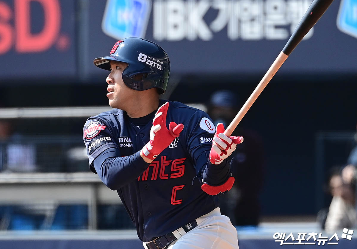 롯데 외야수 전준우는 27일 잠실구장에서 열린 '2025 신한 SOL Bank KBO 리그' 두산과 주말 3연전 마지막 경기에서 7번타자 좌익수로 선발 출전했다. 5회초 솔로포를 터트려 추격의 발판을 마련했다. 엑스포츠뉴스 DB