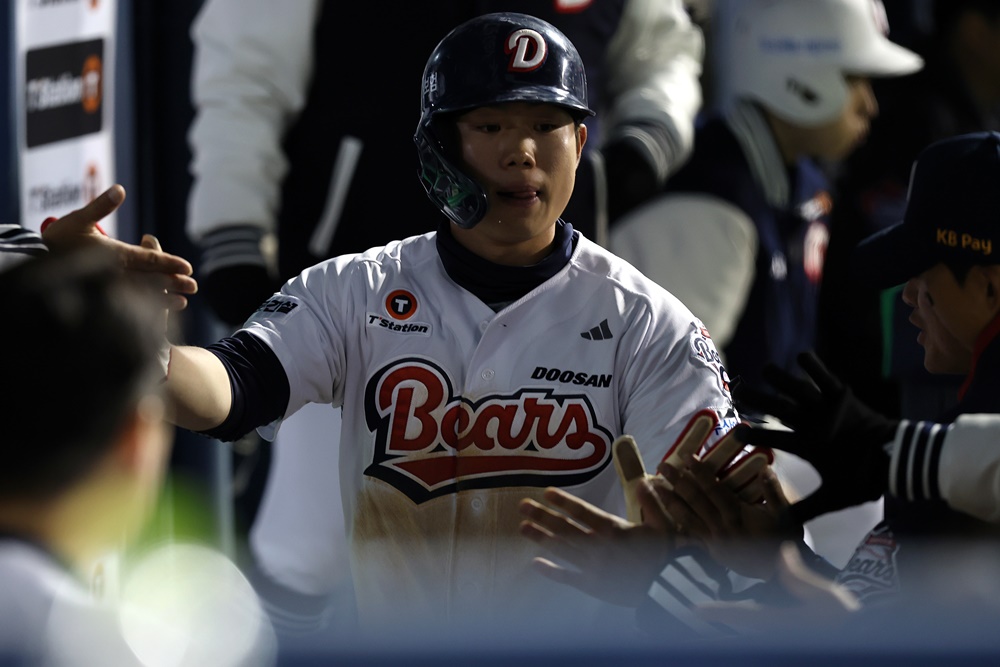 두산 내야수 오명진은 27일 잠실구장에서 열린 '2025 신한 SOL Bank KBO 리그' 롯데와 주말 3연전 마지막 경기에서 6번타자 2루수로 선발 출전했다. 4회말 우측 담장을 넘기는 결승 만루 홈런으로 생애 첫 홈런포를 쏘아 올리는 등 6타점으로 팀 승리에 힘을 보탰다. 두산 베어스