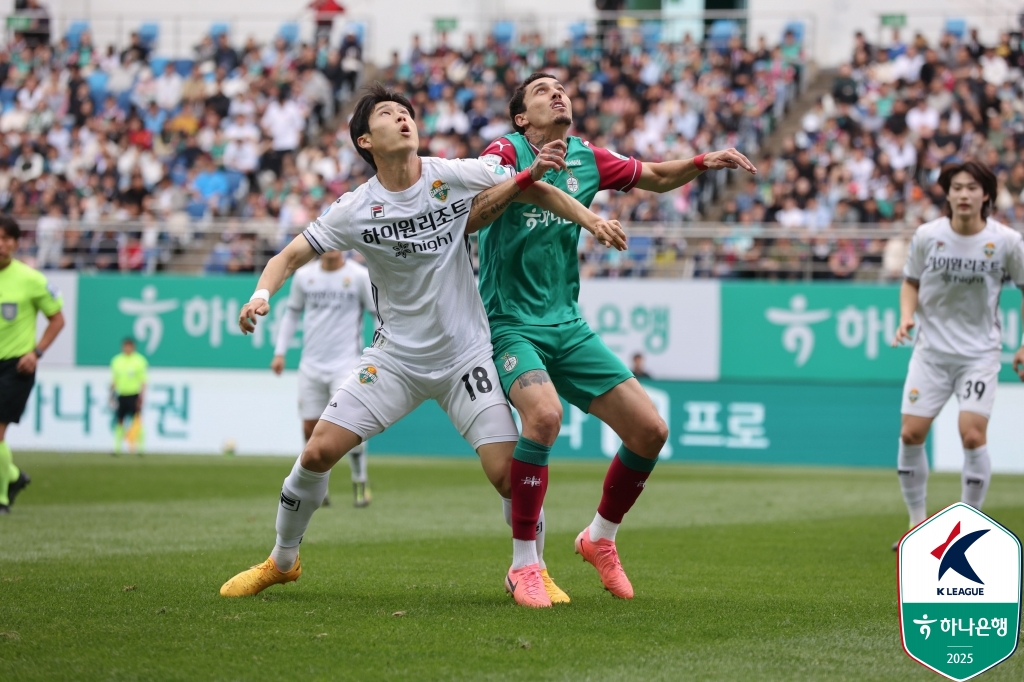 황선홍 감독이 이끄는 대전하나시티즌 27일 대전월드컵경기장에서 열린 강원FC와의 '하나은행 K리그1 2025' 10라운드 홈경기에서 전반 30분에 터진 주민규의 헤더 결승골에 힘입어 1-0 승리를 거뒀다. 후반 10분 강원 윙어 김경민이 다이렉트 퇴장을 당해 수적 우위를 점한 대전은 후반 30분 코너킥 상황에서 주민규의 헤더 득점으로 승점 3점을 챙겼다. 한국프로축구연맹 제공