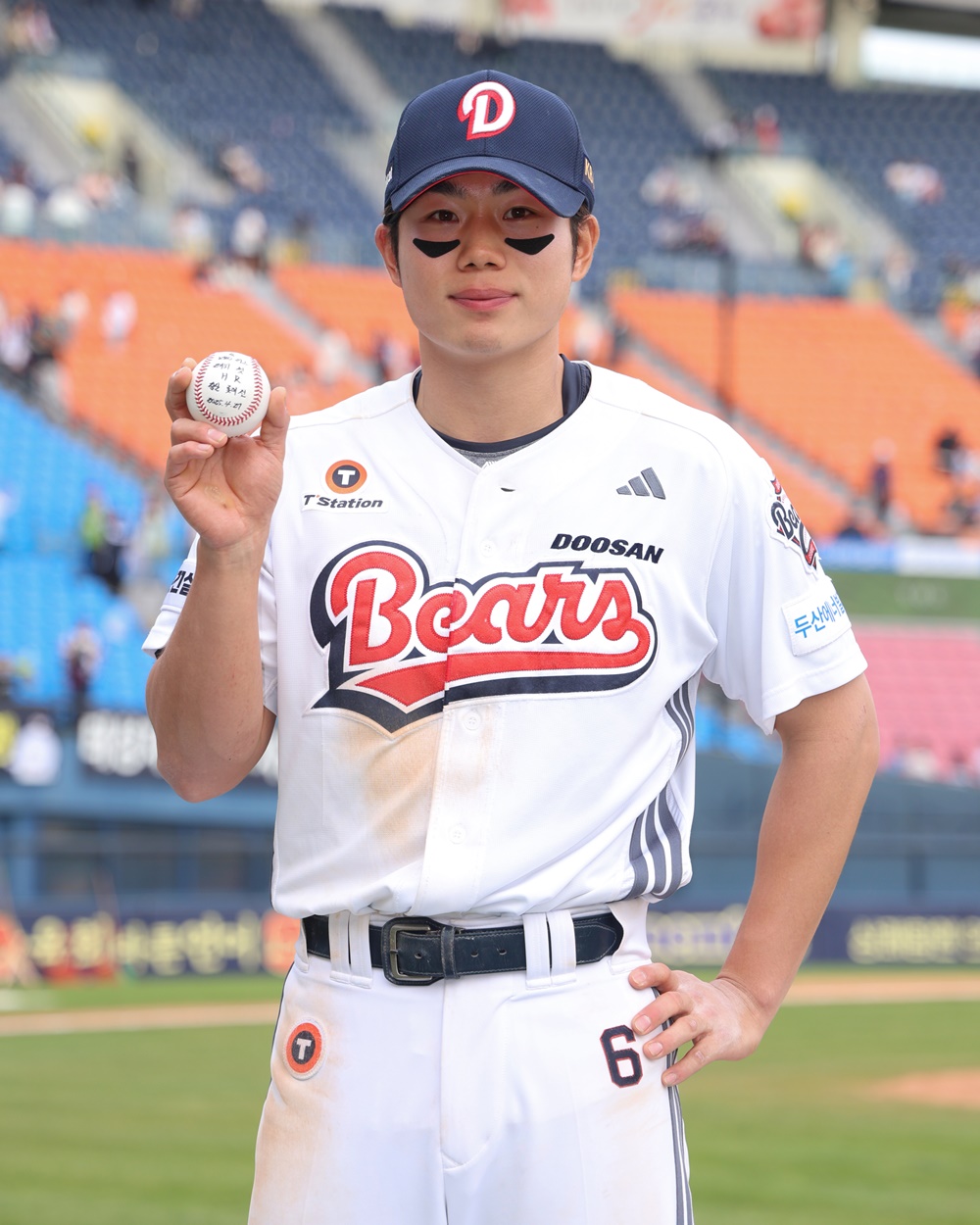 두산 내야수 오명진은 27일 잠실구장에서 열린 '2025 신한 SOL Bank KBO 리그' 롯데와 주말 3연전 마지막 경기에서 6번타자 2루수로 선발 출전했다. 4회말 우측 담장을 넘기는 결승 만루 홈런으로 생애 첫 홈런포를 쏘아 올리는 등 6타점으로 팀 승리에 힘을 보탰다. 두산 베어스