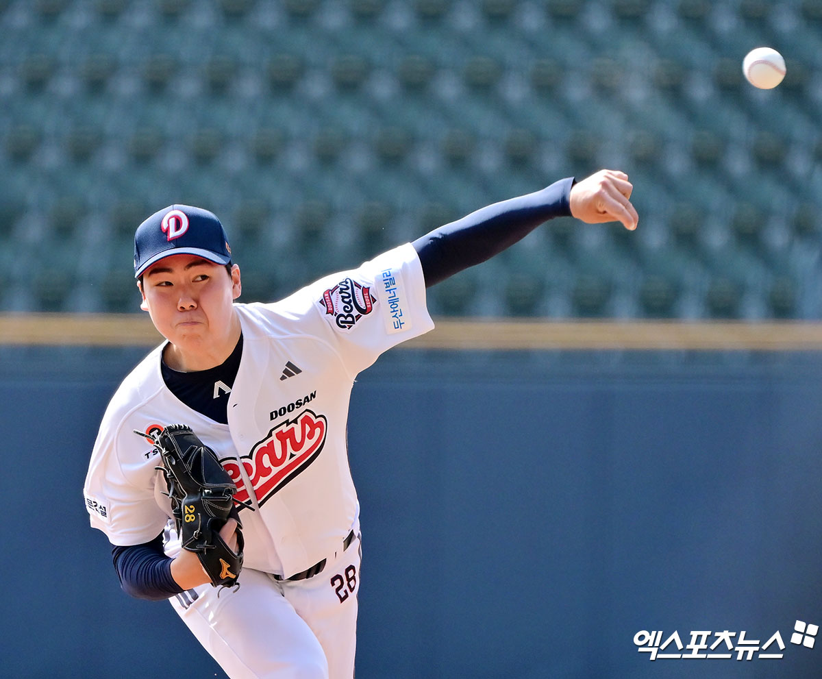 두산 투수 최승용은 27일 잠실구장에서 열린 '2025 신한 SOL Bank KBO 리그' 롯데와 주말 3연전 마지막 경기에서 선발 등판했다. 이날 5이닝 3실점으로 시즌 2승(1패)을 챙겼다. 두산은 올해 최승용이 선발 등판한 6경기에서 5승을 거뒀다. 엑스포츠뉴스 DB