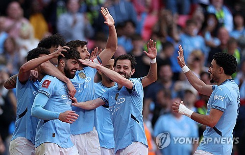펩 과르디올라 감독이 이끄는 맨체스터 시티가 28일(한국시각) 영국 런던에 있는 웸블리 스타디움에서 열린 노팅엄 포레스트와의 FA컵 준결승전에서 2-0으로 승리했다. 프리미어리그에서 돌풍을 일으키는 노팅엄을 컵대회에서 만난 맨시티는 돌풍을 잠재우며 결승 진출에 성공했다. 맨시티는 지난 세 시즌 연속 결승전에 진출하면서 두 시즌 만에 우승 도전에 나선다. 연합뉴스