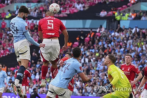 펩 과르디올라 감독이 이끄는 맨체스터 시티가 28일(한국시각) 영국 런던에 있는 웸블리 스타디움에서 열린 노팅엄 포레스트와의 FA컵 준결승전에서 2-0으로 승리했다. 프리미어리그에서 돌풍을 일으키는 노팅엄을 컵대회에서 만난 맨시티는 돌풍을 잠재우며 결승 진출에 성공했다. 맨시티는 지난 세 시즌 연속 결승전에 진출하면서 두 시즌 만에 우승 도전에 나선다. 연합뉴스