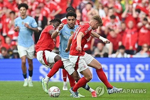 펩 과르디올라 감독이 이끄는 맨체스터 시티가 28일(한국시각) 영국 런던에 있는 웸블리 스타디움에서 열린 노팅엄 포레스트와의 FA컵 준결승전에서 2-0으로 승리했다. 프리미어리그에서 돌풍을 일으키는 노팅엄을 컵대회에서 만난 맨시티는 돌풍을 잠재우며 결승 진출에 성공했다. 맨시티는 지난 세 시즌 연속 결승전에 진출하면서 두 시즌 만에 우승 도전에 나선다. 연합뉴스