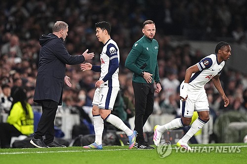 토트넘은 오는 5월 2일 오전 4시(한국시간) 영국 런던에 있는 토트넘 홋스퍼 스타디움에서 보되/글림트(노르웨이)와 2024-2025시즌 유럽축구연맹(UEFA) 유로파리그 준결승 1차전을 치른다. 손흥민의 출전 여부가 불투명하다. 현재 손흥민은 발 부상으로 공식전 4경기 연속 결장했다. 리버풀전도 예외는 아니었다. 프랑크푸르트와의 유로파리그 8강 1차전 때 강한 태클을 당해 발에 충격을 받은 뒤 내리 4경기를 결장해 토트넘 팬들의 우려가 커졌다. 연합뉴스