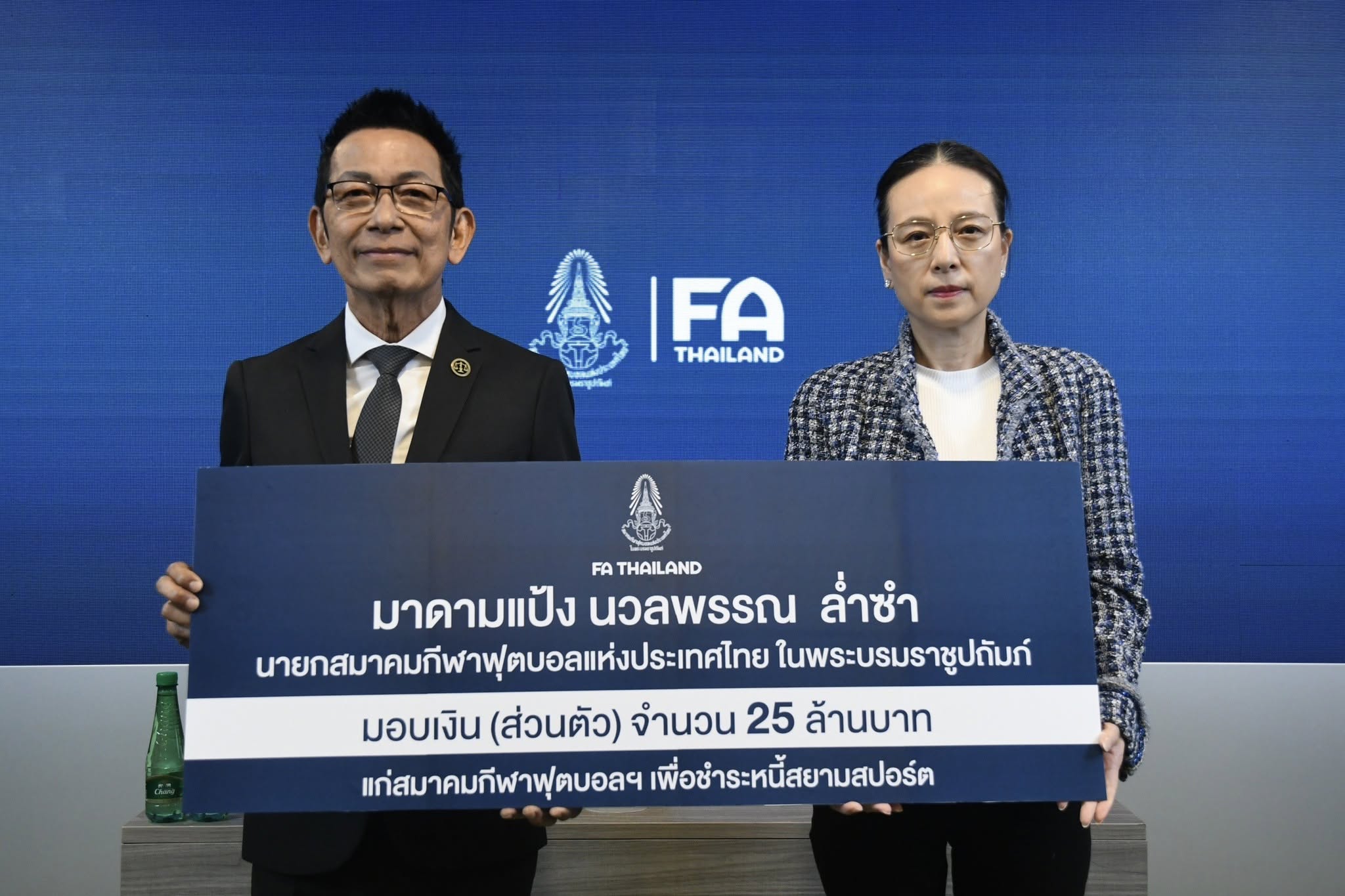 태국축구협회가 지난 23일(한국시간) 공식 홈페이지를 통해 마담 팡 협회장이 시암스포츠에 첫 부채 상환을 위해 축구협회에 2500만바트(약 10억 7400만원)의 사재를 출연해 기부했다고 전했다. 태국축구협회