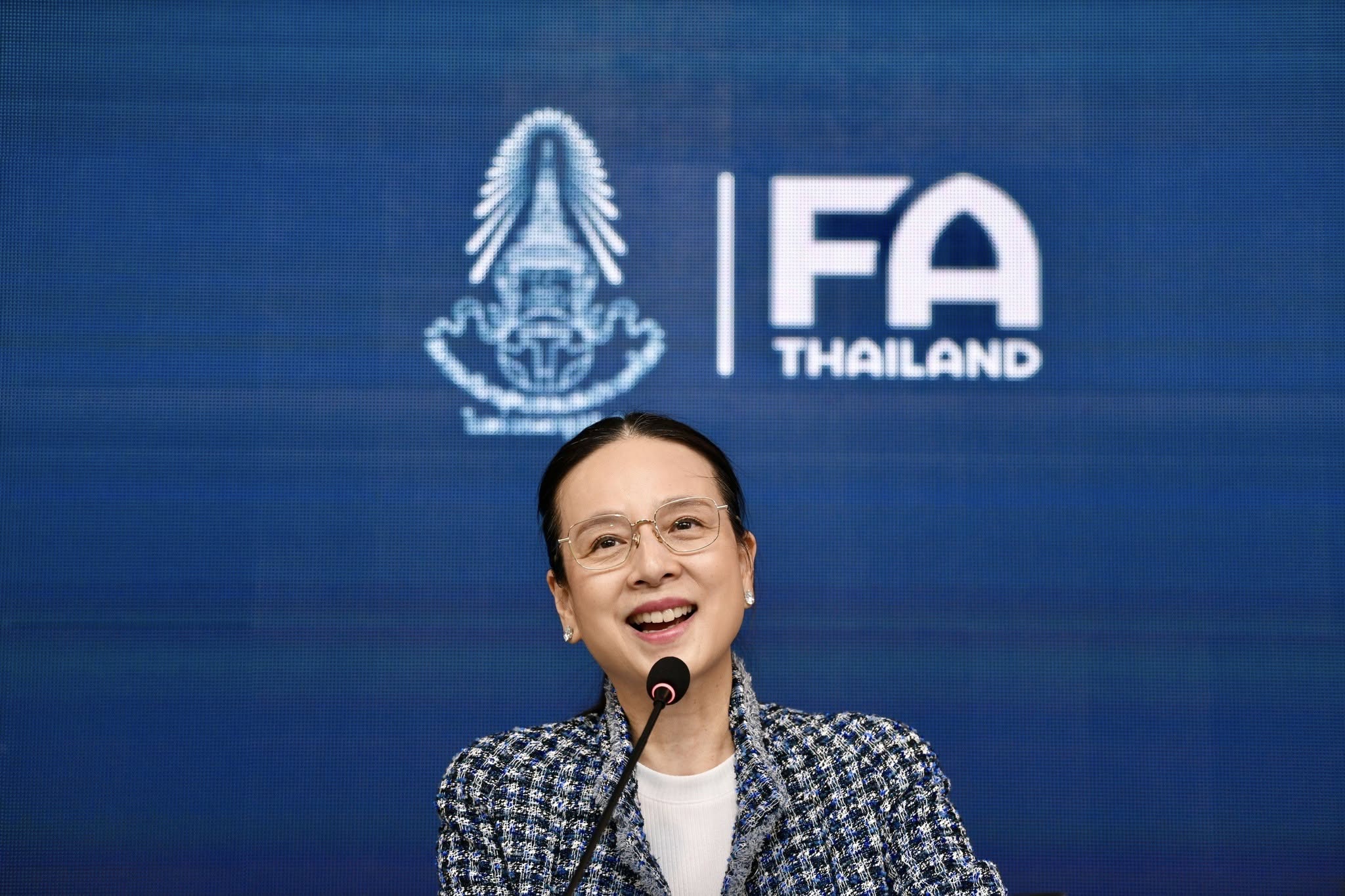 태국축구협회가 지난 23일(한국시간) 공식 홈페이지를 통해 마담 팡 협회장이 시암스포츠에 첫 부채 상환을 위해 축구협회에 2500만바트(약 10억 7400만원)의 사재를 출연해 기부했다고 전했다. 태국축구협회