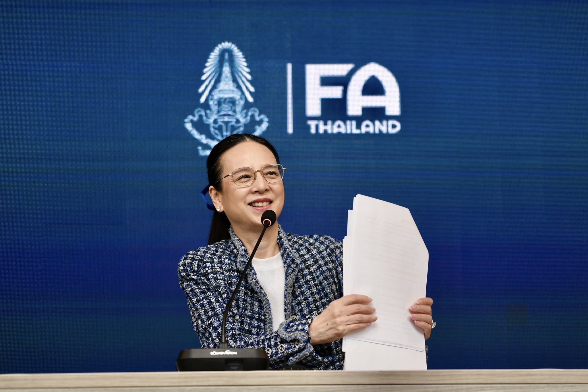 태국축구협회가 지난 23일(한국시간) 공식 홈페이지를 통해 마담 팡 협회장이 시암스포츠에 첫 부채 상환을 위해 축구협회에 2500만바트(약 10억 7400만원)의 사재를 출연해 기부했다고 전했다. 태국축구협회