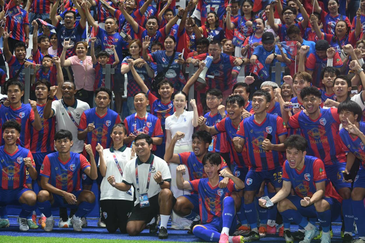 태국축구협회가 지난 23일(한국시간) 공식 홈페이지를 통해 마담 팡 협회장이 시암스포츠에 첫 부채 상환을 위해 축구협회에 2500만바트(약 10억 7400만원)의 사재를 출연해 기부했다고 전했다. 태국축구협회