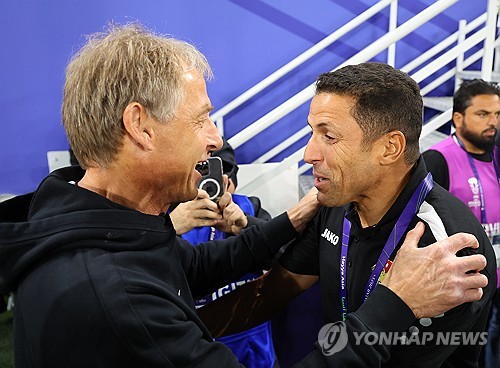 이라크 매체 '알라비아스포츠'가 1일(한국시간) 후세인 아무타 감독과 협상이 결렬된 뒤, 이라크축구협회가 엑토르 쿠페르를 포함해 헬리오 수자, 틴틴 마르케스 로페스 감독을 차기 축구 국가대표팀 감독 후보로 두고 있다고 보도했다.   이어 현지에서는 엑토르 쿠페르 감독과 먼저 이라크축구협회가 줌 미팅을 가졌다는 보도가 나오면서 쿠페르 감독이 1순위 후보로 거론되고 있다. 연합뉴스