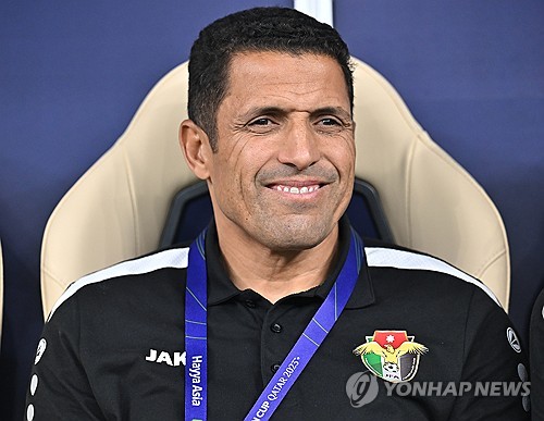 이라크 매체 '알라비아스포츠'가 1일(한국시간) 후세인 아무타 감독과 협상이 결렬된 뒤, 이라크축구협회가 엑토르 쿠페르를 포함해 헬리오 수자, 틴틴 마르케스 로페스 감독을 차기 축구 국가대표팀 감독 후보로 두고 있다고 보도했다.   이어 현지에서는 엑토르 쿠페르 감독과 먼저 이라크축구협회가 줌 미팅을 가졌다는 보도가 나오면서 쿠페르 감독이 1순위 후보로 거론되고 있다. 연합뉴스