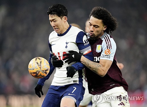 영국 BBC가 28일(한국시간) 애스턴 빌라가 토트넘 홋스퍼가 요청한 프리미어리그 맞대결 일정 요청 변경을 거부했다고 전했다. 토트넘은 지난 27일 공식 홈페이지를 통해 오는 19일 예정된 애스턴 빌라와의 2024-2025시즌 프리미어리그 최종전 일정 변경을 위해 사무국과 논의를 거치고 있다고 밝혔다. 연합뉴스