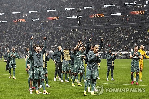영국 BBC가 28일(한국시간) 애스턴 빌라가 토트넘 홋스퍼가 요청한 프리미어리그 맞대결 일정 요청 변경을 거부했다고 전했다. 토트넘은 지난 27일 공식 홈페이지를 통해 오는 19일 예정된 애스턴 빌라와의 2024-2025시즌 프리미어리그 최종전 일정 변경을 위해 사무국과 논의를 거치고 있다고 밝혔다. 연합뉴스