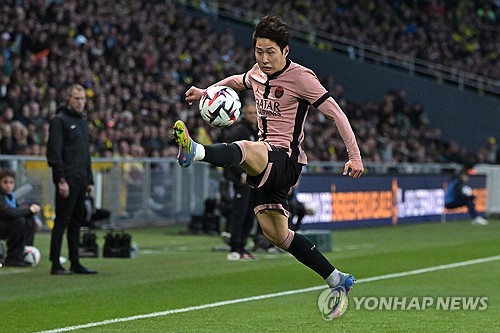 프랑스 유력지 '레키프'가 지난 28일(한국시간) PSG의 아스널 원정 경기에 나설 예상 선발 라인업을 공개했다. 이 라인업에 이강인의 이름은 없다. 루이스 엔리케 감독이 이끄는 PSG는 오는 30일 오전 4시 영국 런던에 있는 에미레이츠 스타디움에서 아스널과 2024-2025시즌 유럽축구연맹(UEFA) 챔피언스리그 준결승 1차전을 치른다. 연합뉴스