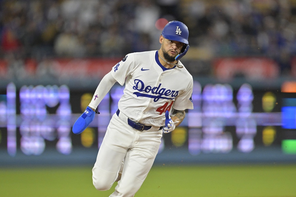 LA 다저스 앤디 파헤스가 정규시즌 경기에 출전해 홈런을 친 뒤 베이스를 돌고 있다. REUTERS 연합뉴스