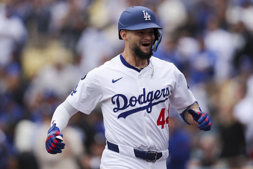 LA 다저스 앤디 파헤스가 정규시즌 경기에 출전해 득점하고 있다. AP 연합뉴스