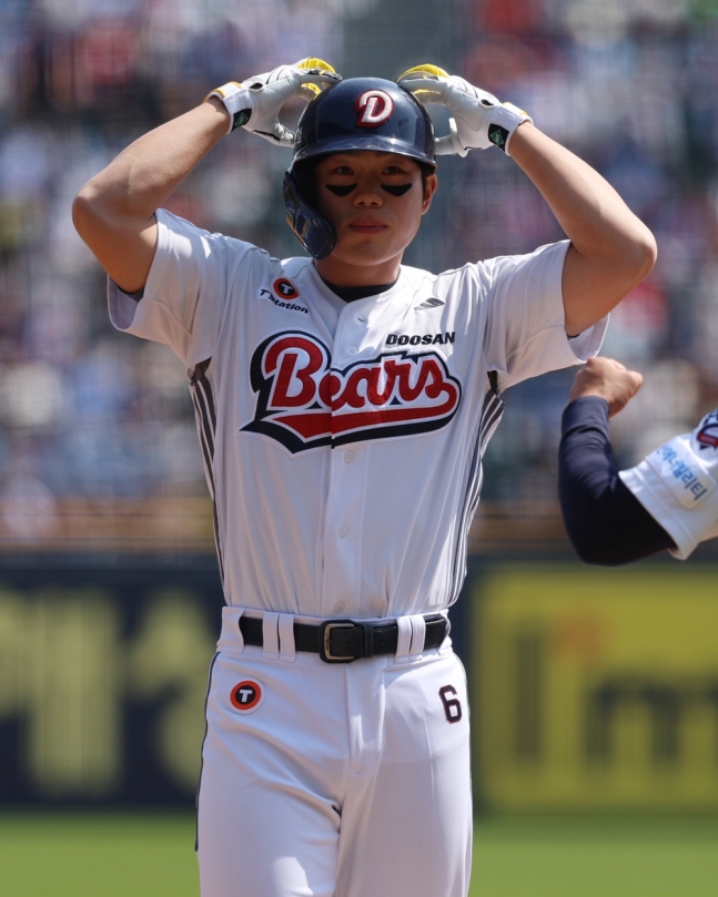 두산 내야수 오명진은 지난 27일 잠실구장에서 열린 '2025 신한 SOL Bank KBO 리그' 롯데와 주말 3연전 마지막 경기에서 6번타자 2루수로 선발 출전했다. 4회말 우측 담장을 넘기는 결승 만루 홈런으로 생애 첫 홈런포를 쏘아 올리는 등 6타점으로 팀 승리에 힘을 보탰다. 두산 베어스