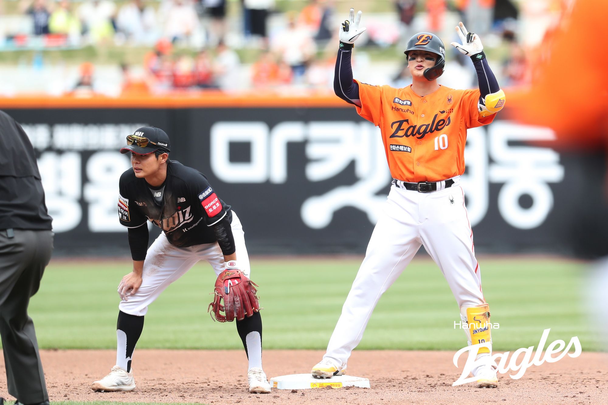 27일 대전 한화생명 볼파크에서 열린 2025 신한 SOL Bank KBO리그 KT 위즈와 한화 이글스의 경기, 우익수 겸 6번타자로 선발 출전한 이진영은 3타수 3안타 1득점으로 팀의 4-3 승리에 힘을 보탰다. 한화 이글스