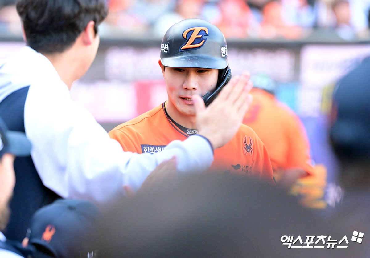 한화 내야수 심우준은 29일 대전한화생명볼파크에서 열린 '2025 신한 SOL Bank KBO 리그' LG와 주중 3연전 첫 번째 맞대결에서 9번타자 유격수로 선발 출전했다. 4회말 송승기 상대 솔로포를 쏘아 올려 이적 후 첫 홈런포를 기록했다. 엑스포츠뉴스 DB