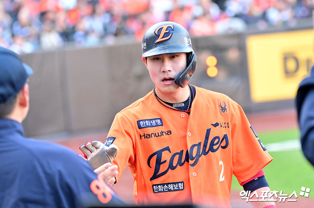 한화 내야수 심우준은 29일 대전한화생명볼파크에서 열린 '2025 신한 SOL Bank KBO 리그' LG와 주중 3연전 첫 번째 맞대결에서 9번타자 유격수로 선발 출전했다. 4회말 송승기 상대 솔로포를 쏘아 올려 이적 후 첫 홈런포를 기록했다. 엑스포츠뉴스 DB