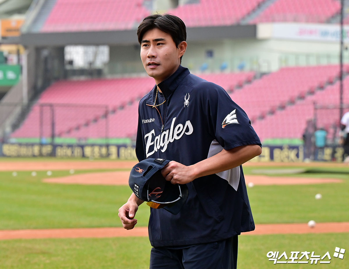 한화 내야수 심우준은 29일 대전한화생명볼파크에서 열린 '2025 신한 SOL Bank KBO 리그' LG와 주중 3연전 첫 번째 맞대결에서 9번타자 유격수로 선발 출전했다. 4회말 송승기 상대 솔로포를 쏘아 올려 이적 후 첫 홈런포를 기록했다. 엑스포츠뉴스 DB