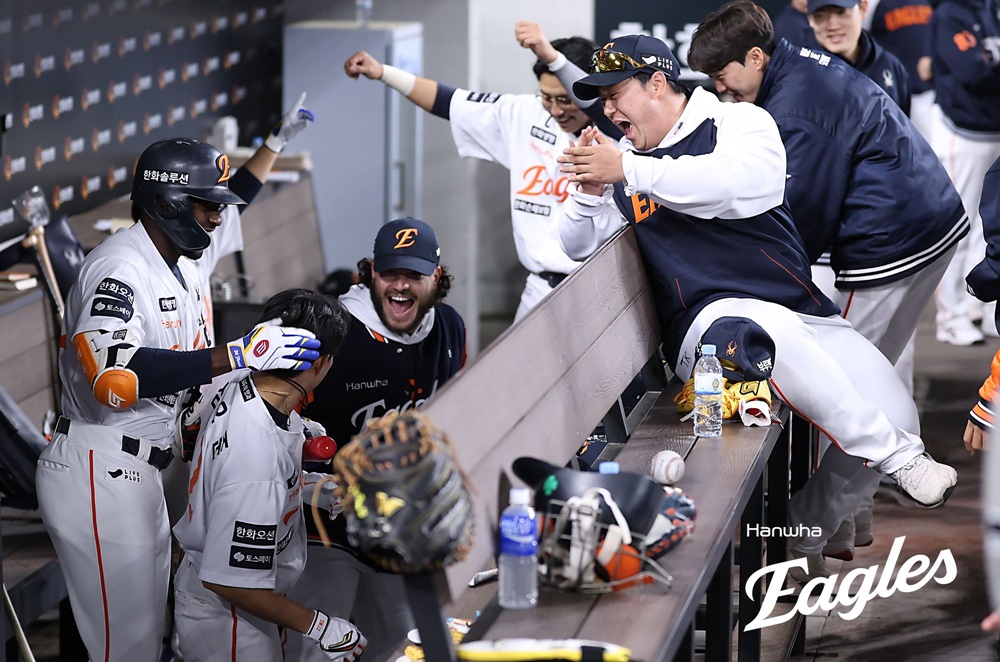 한화 내야수 심우준(가운데)은 29일 대전한화생명볼파크에서 열린 '2025 신한 SOL Bank KBO 리그' LG와 주중 3연전 첫 번째 맞대결에서 9번타자 유격수로 선발 출전했다. 4회말 송승기 상대 솔로포를 쏘아 올려 이적 후 첫 홈런포를 기록했다. 한화 이글스