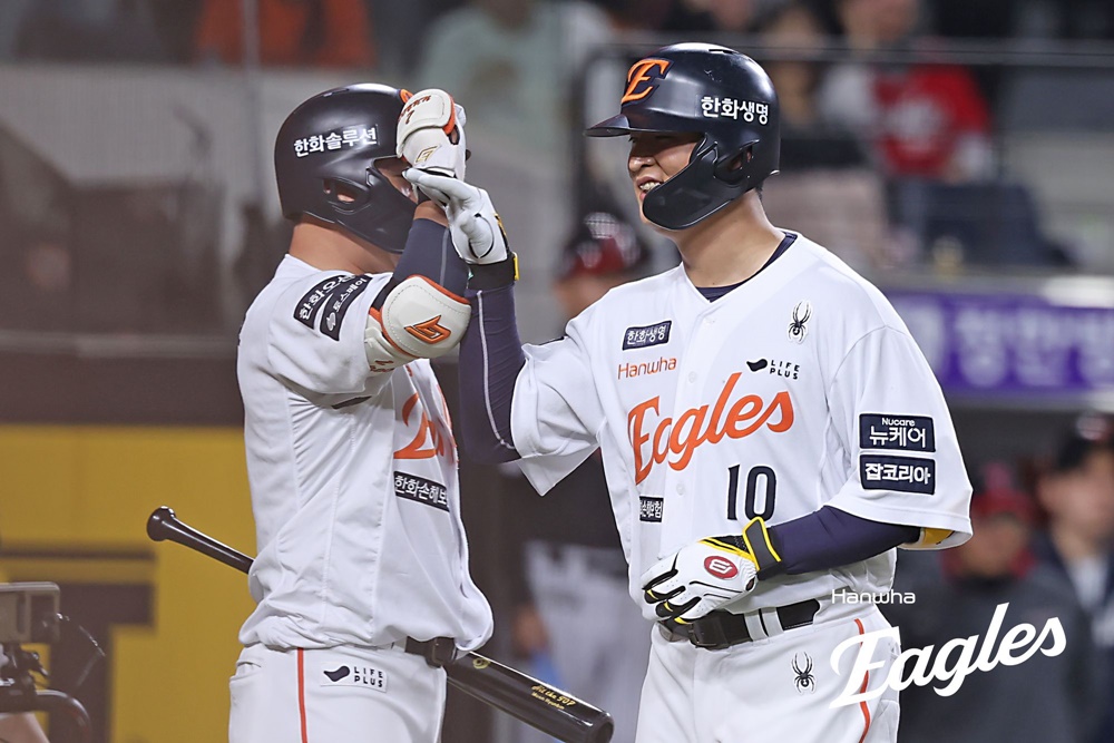 한화 외야수 이진영(오른쪽)은 29일 대전한화생명볼파크에서 열린 '2025 신한 SOL Bank KBO 리그' LG와 주중 3연전 첫 번째 맞대결에서 6번타자 우익수로 선발 출전했다. 4회말 송승기 상대 동점 솔로포를 터트려 공격에 활력을 불어넣었다. 한화 이글스