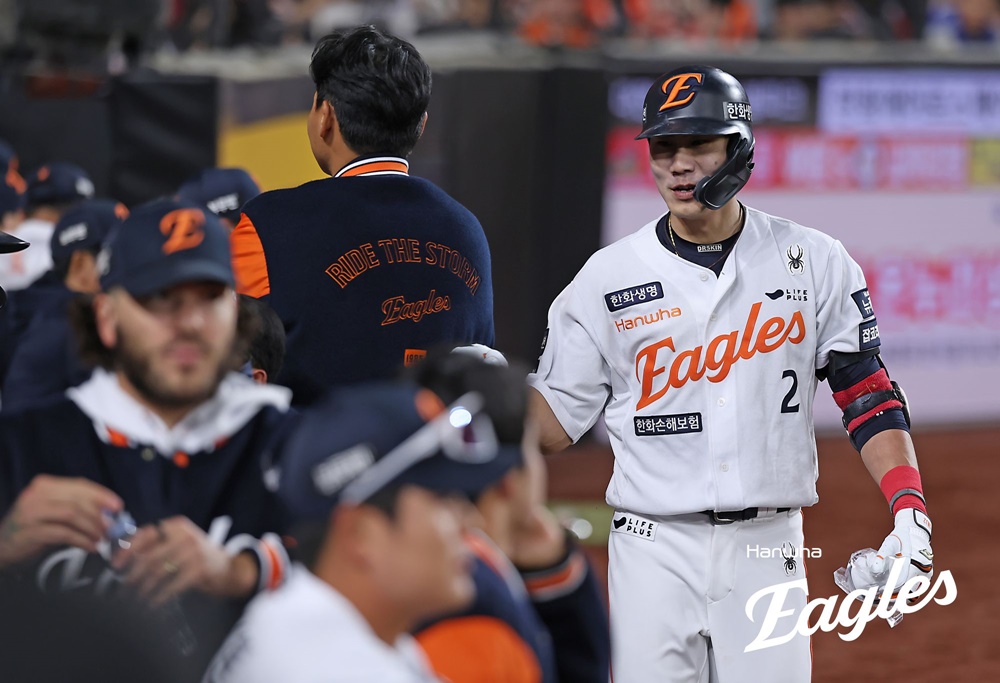 한화 내야수 심우준(오른쪽)은 29일 대전한화생명볼파크에서 열린 '2025 신한 SOL Bank KBO 리그' LG와 주중 3연전 첫 번째 맞대결에서 9번타자 유격수로 선발 출전했다. 4회말 송승기 상대 솔로포를 쏘아 올려 이적 후 첫 홈런포를 기록했다. 한화 이글스