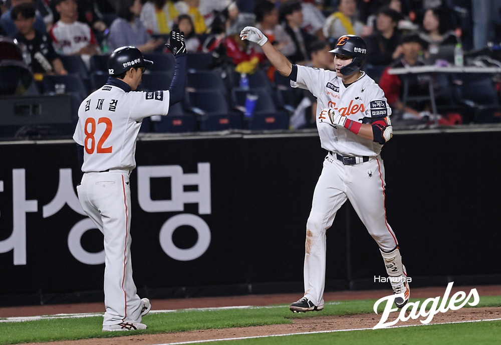 한화 내야수 심우준(오른쪽)은 29일 대전한화생명볼파크에서 열린 '2025 신한 SOL Bank KBO 리그' LG와 주중 3연전 첫 번째 맞대결에서 9번타자 유격수로 선발 출전했다. 4회말 송승기 상대 솔로포를 쏘아 올려 이적 후 첫 홈런포를 기록했다. 한화 이글스