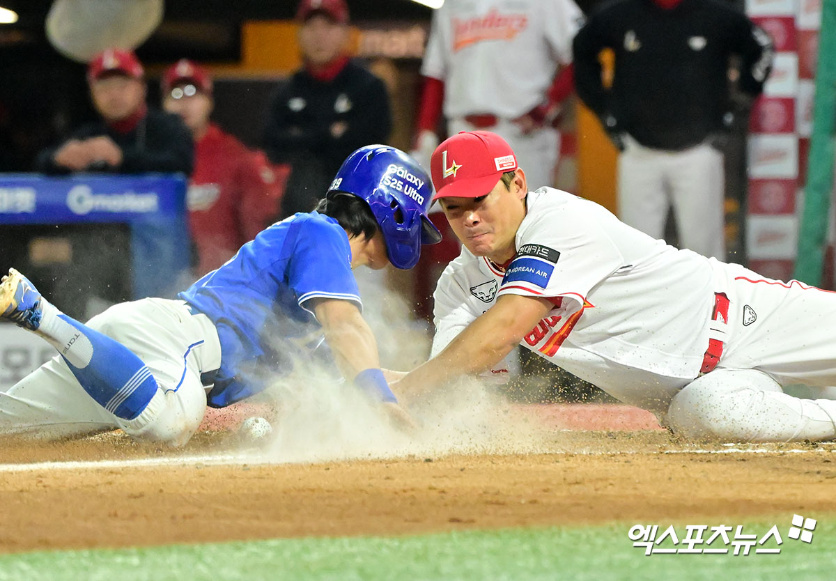 29일 오후 인천SSG랜더스필드에서 열린 '2025 신한 SOL Bank KBO리그' 삼성 라이온즈와 SSG 랜더스의 경기, 8회초 무사 만루 삼성 김성윤이 SSG 노경은의 폭투를 틈타 득점에 성공하고 있다. 인천, 김한준 기자