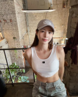 신수지, 야외서 과감 노출…CG같은 볼륨감+복근 