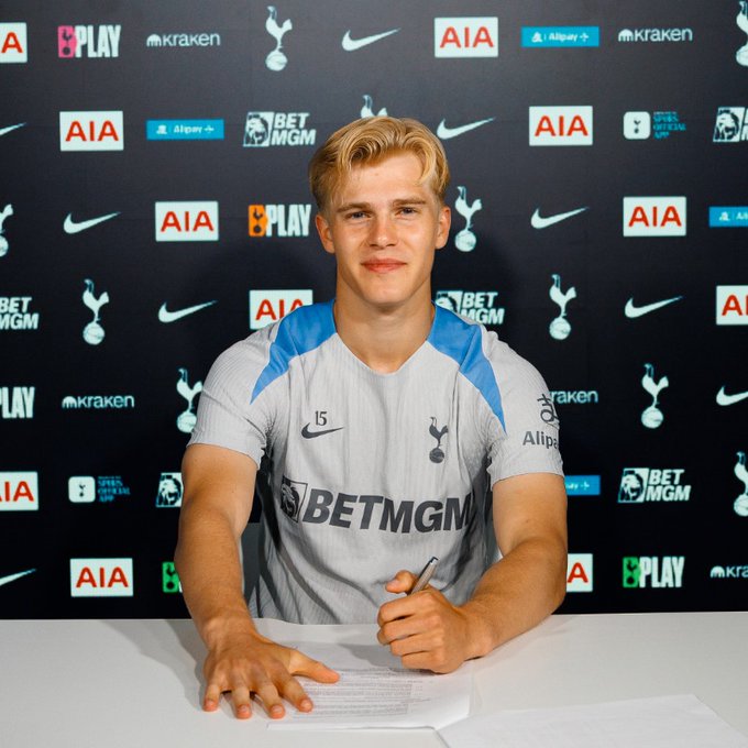 토트넘이 30일(한국시간) 구단 홈페이지를 통해 미드필더 베리발과 2031년까지 6년 재계약을 체결했다고 발표했다. 토트넘