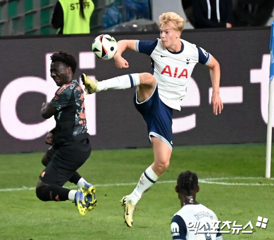 토트넘이 30일(한국시간) 구단 홈페이지를 통해 미드필더 베리발과 2031년까지 6년 재계약을 체결했다고 발표했다. 엑스포츠뉴스DB