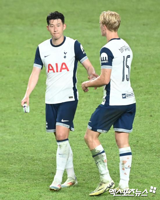 토트넘이 30일(한국시간) 구단 홈페이지를 통해 미드필더 베리발과 2031년까지 6년 재계약을 체결했다고 발표했다. 엑스포츠뉴스DB