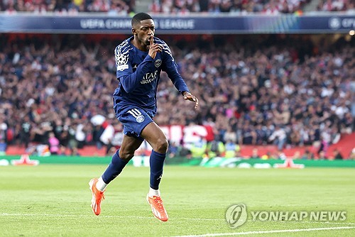 루이스 엔리케 감독이 이끄는 PSG가 30일(한국시간) 영국 런던에 있는 에미레이츠 스타디움에서 열린 아스널(잉글랜드)과의 2024-2025시즌 유럽축구연맹(UEFA) 챔피언스리그 4강 1차전에서 우스망 뎀벨레의 결승 골로 1-0으로 승리했다.   이강인이 벤치를 지킨 가운데 PSG는 뎀벨레의 골을 끝까지 지켜내 리드를 가져갔다. 다음 주 2차전에서 PSG가 패하지 않는다면, 지난 2019-2020시즌 이후 5년 만에 결승에 진출해 사상 첫 대회 우승에 도전하게 된다.연합뉴스