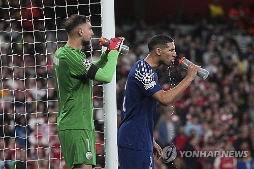 루이스 엔리케 감독이 이끄는 PSG가 30일(한국시간) 영국 런던에 있는 에미레이츠 스타디움에서 열린 아스널(잉글랜드)과의 2024-2025시즌 유럽축구연맹(UEFA) 챔피언스리그 4강 1차전에서 우스망 뎀벨레의 결승 골로 1-0으로 승리했다.   이강인이 벤치를 지킨 가운데 PSG는 뎀벨레의 골을 끝까지 지켜내 리드를 가져갔다. 다음 주 2차전에서 PSG가 패하지 않는다면, 지난 2019-2020시즌 이후 5년 만에 결승에 진출해 사상 첫 대회 우승에 도전하게 된다.연합뉴스