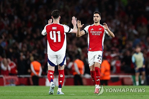 루이스 엔리케 감독이 이끄는 PSG가 30일(한국시간) 영국 런던에 있는 에미레이츠 스타디움에서 열린 아스널(잉글랜드)과의 2024-2025시즌 유럽축구연맹(UEFA) 챔피언스리그 4강 1차전에서 우스망 뎀벨레의 결승 골로 1-0으로 승리했다.   이강인이 벤치를 지킨 가운데 PSG는 뎀벨레의 골을 끝까지 지켜내 리드를 가져갔다. 다음 주 2차전에서 PSG가 패하지 않는다면, 지난 2019-2020시즌 이후 5년 만에 결승에 진출해 사상 첫 대회 우승에 도전하게 된다.연합뉴스