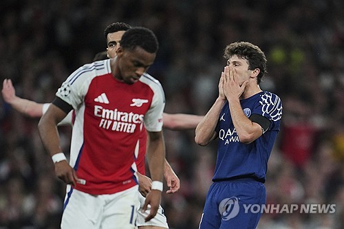 루이스 엔리케 감독이 이끄는 PSG가 30일(한국시간) 영국 런던에 있는 에미레이츠 스타디움에서 열린 아스널(잉글랜드)과의 2024-2025시즌 유럽축구연맹(UEFA) 챔피언스리그 4강 1차전에서 우스망 뎀벨레의 결승 골로 1-0으로 승리했다.   이강인이 벤치를 지킨 가운데 PSG는 뎀벨레의 골을 끝까지 지켜내 리드를 가져갔다. 다음 주 2차전에서 PSG가 패하지 않는다면, 지난 2019-2020시즌 이후 5년 만에 결승에 진출해 사상 첫 대회 우승에 도전하게 된다.연합뉴스