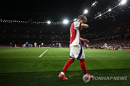 루이스 엔리케 감독이 이끄는 PSG가 30일(한국시간) 영국 런던에 있는 에미레이츠 스타디움에서 열린 아스널(잉글랜드)과의 2024-2025시즌 유럽축구연맹(UEFA) 챔피언스리그 4강 1차전에서 우스망 뎀벨레의 결승 골로 1-0으로 승리했다.   이강인이 벤치를 지킨 가운데 PSG는 뎀벨레의 골을 끝까지 지켜내 리드를 가져갔다. 다음 주 2차전에서 PSG가 패하지 않는다면, 지난 2019-2020시즌 이후 5년 만에 결승에 진출해 사상 첫 대회 우승에 도전하게 된다.연합뉴스
