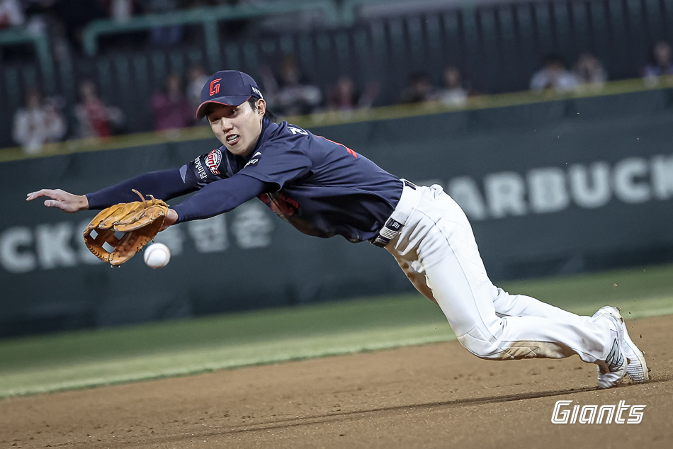 지난 4월 29일 기준 2025 시즌 KBO리그 타격 부문 전체 1위를 기록 중인 롯데 자이언츠 내야수 전민재. 사진 롯데 자이언츠