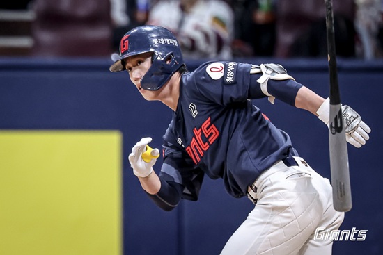 지난 4월 29일 기준 2025 시즌 KBO리그 타격 부문 전체 1위를 기록 중인 롯데 자이언츠 내야수 전민재. 사진 롯데 자이언츠