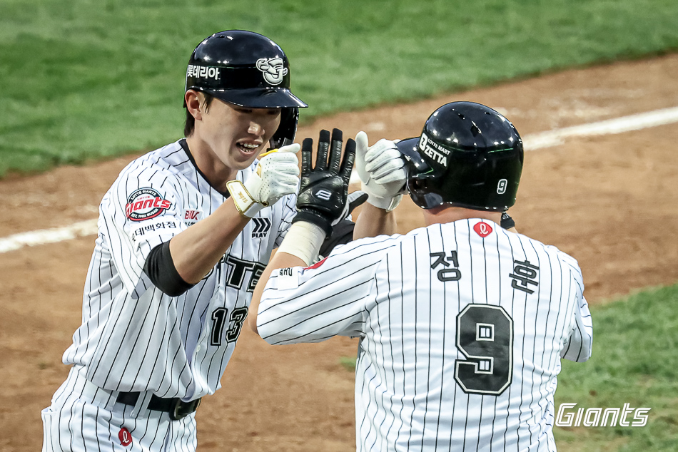 지난 4월 29일 기준 2025 시즌 KBO리그 타격 부문 전체 1위를 기록 중인 롯데 자이언츠 내야수 전민재. 사진 롯데 자이언츠