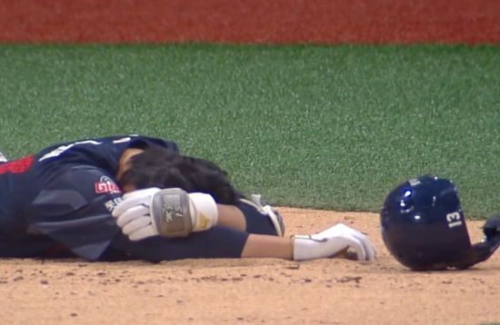 롯데 자이언츠 내야수 전민재가 지난 29일 고척 키움전 7회 초에서 당한 헤드샷 부상과 관련한 검진에서 골절 없이 망막에도 이상이 없다는 소견을 받았다. 전민재는 향후 7일 정도 휴식이 필요한 상태다. 롯데는 2군으로 내려갔던 베테랑 내야수 박승욱을 1군으로 긴급 콜업할 가능성이 큰 분위기다. 티빙 중계 화면 캡처