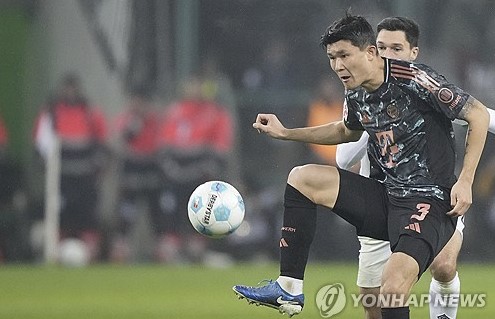 '스카이스포츠 독일'은 30일(한국시간) '김민재는 최근 매각 가능성이 나오고 있다. 이런 추측에도 불구하고 뮌헨에서 자신의 미래를 직접 언급했다'고 보도했다. 이어 '슈포르트 빌트'의 내용을 인용, 김민재가 인터뷰를 통해 '나는 떠날 이유가 없다. 이곳에 남고 싶다'며 '하지만 어떤 일이 벌어질지 지켜봐야 할 것이다. 다음 시즌에는 그저 건강한 몸으로 뛰고 싶다'라고 말했다고 밝혔다. 연합뉴스